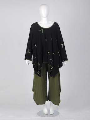 1262 Tokyo tunic (motif sparse)  3060 Abby pant (solid olive)